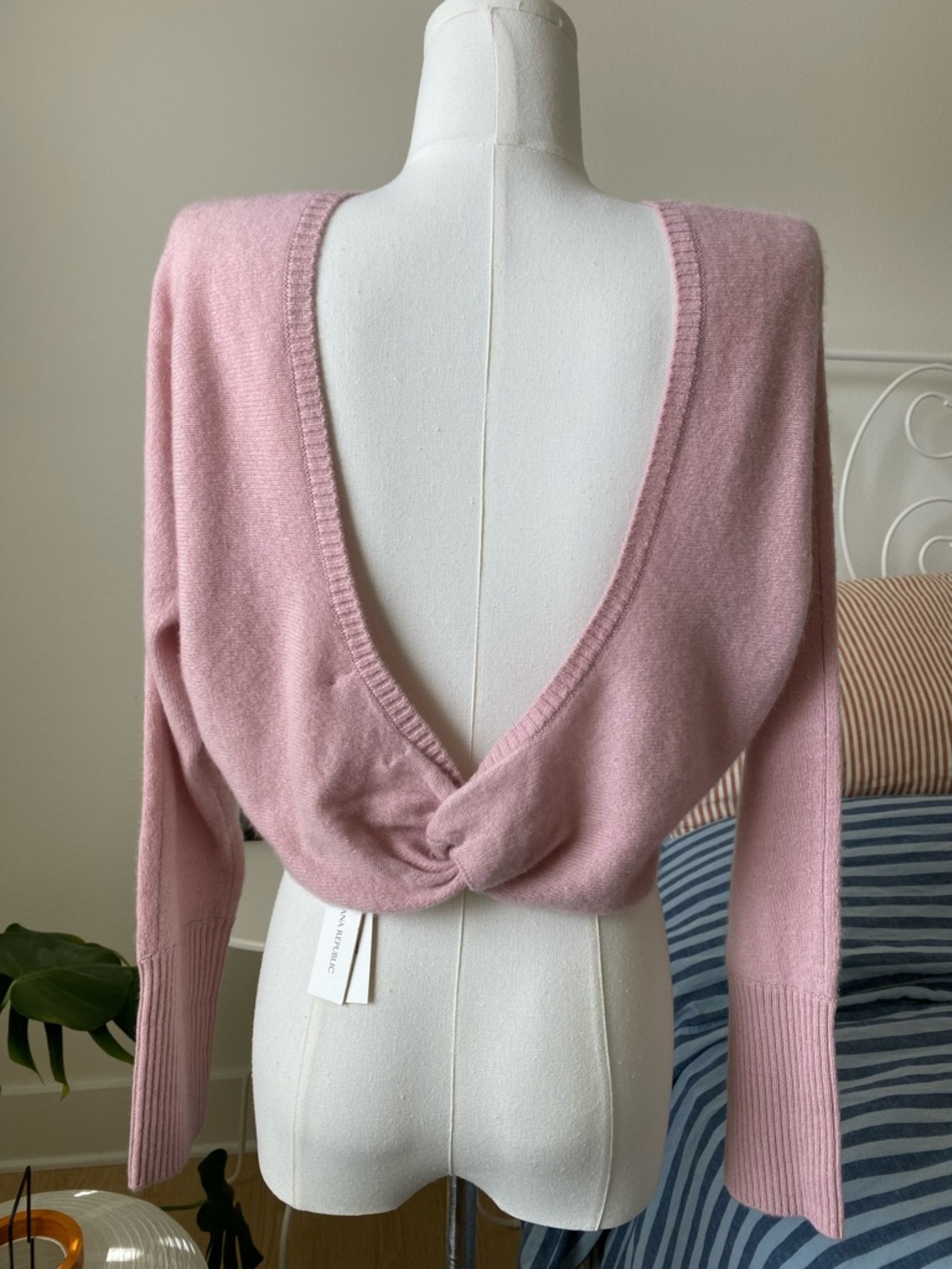 Price Firm: NWT Banana Republic Lightweight Cashmere Twist-Back Pink Sweater XXS